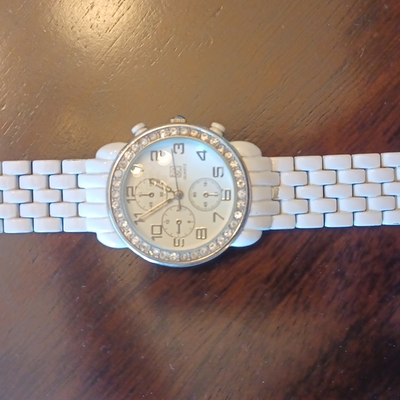 Watch - Picture 1 of 3